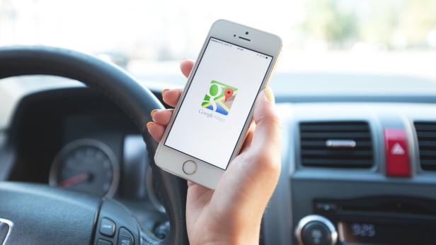 Symbilbild: Uraltes iPhone mit Google Maps