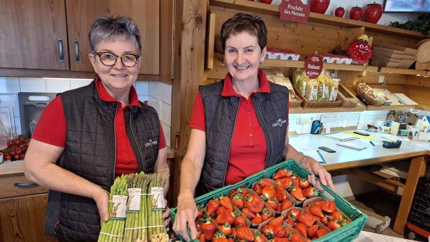 Mostviertler Spargel und Erdbeeren: Elisabeth Lehner (r.) und ihre Mitarbeiterin können in Haag frisches Gemüse und Obst offerieren