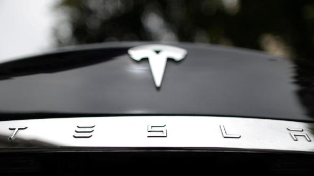Ein schwarzes Tesla-Auto steht in Santa Monica