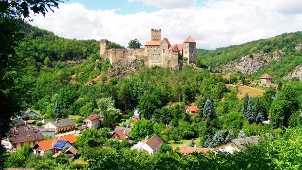 Die Burg Hardegg thront über einer grünen Landschaft mit Häusern.
