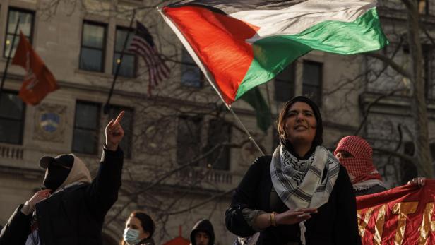 Bei einem Protest weht die Palästina-Flagge