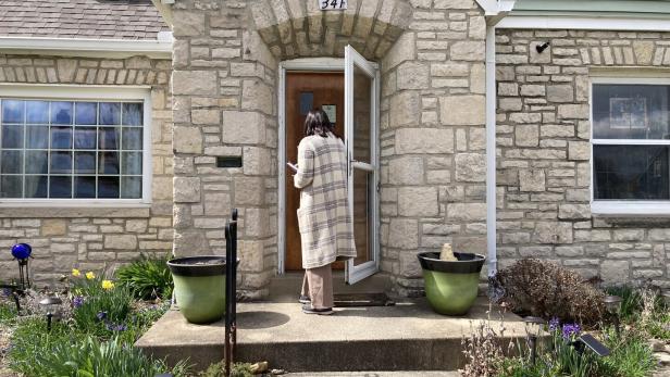 Eine Frau klopft an eine Haustür in Columbus, Ohio
