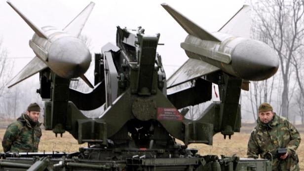 Amerikanische Hawk-Luftverteidigungssysteme werden von Soldaten geprüft