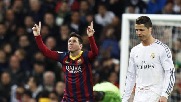 Lionel Messi jubelt, während Cristiano Ronaldo enttäuscht daneben steht.