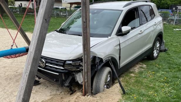 Auto krachte nach Unfall gegen Schaukel auf einem Spielplatz