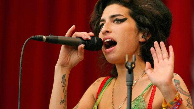 Amy Winehouse singt bei einem Auftritt vor ihrem Tod