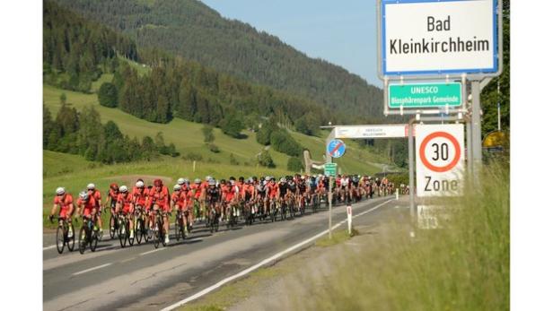 Rennradfahrer aus zwölf Nationen sind am Start und erobern von Bad Kleinkirchheim aus die Nockalmstraße.