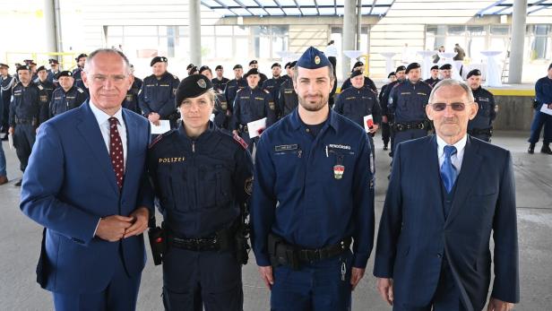 Innenminister Karner und sein ungarischer Amtskollege Pinter nehmen die Fox-Polizisten Katharina Pucher und Akos Feher in die Mitte