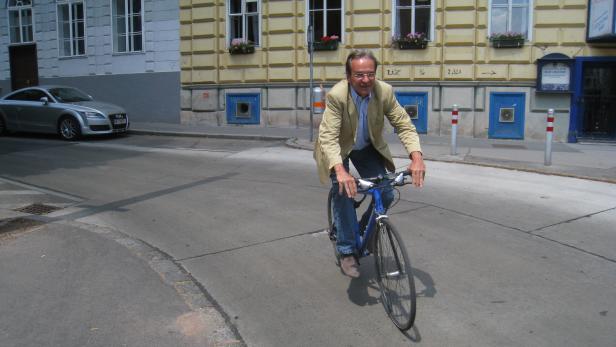 Wolfgang Bachmayer auf dem Weg zu seiner nächsten Umfrage