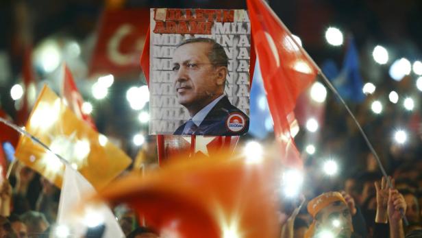 Die Regierungspartei AKP von Präsident Recep Tayyip Erdogan hat bei der wiederholten Parlamentswahl so viele Stimmen gewonnen wie noch nie.