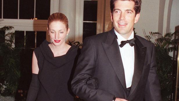 John F. Kennedy Jr. mit Carolyn Bessette-Kennedy bei einer Veranstaltung.