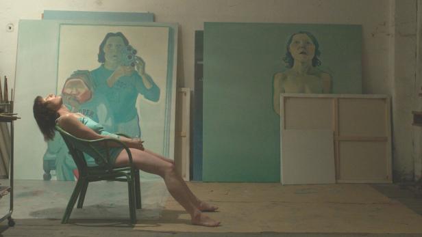 Birgit Minichmayr verkörpert Maria Lassnig im Film „extrem exakt“