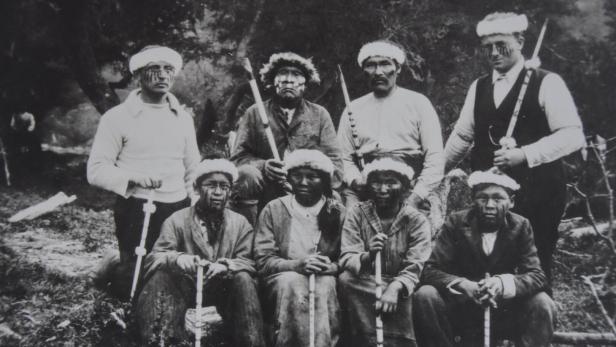 Pater Gusinde aus St. Gabriel in Maria Enzersdorf (li.) teilte das Leben der indigenen Feuerland-Völker an der Südspitze Amerikas.