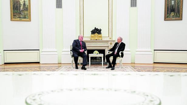 Russian President Vladimir Putin meets with Belarusian President Alexander Lukashenko