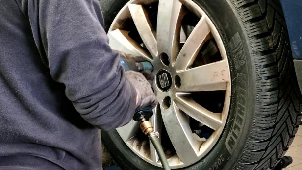 ÖAMTC empfiehlt Reifenwechsel in einer Werkstatt