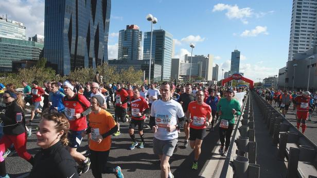 Läufer beim Vienna City Marathon vor Wiener Hochhäusern
