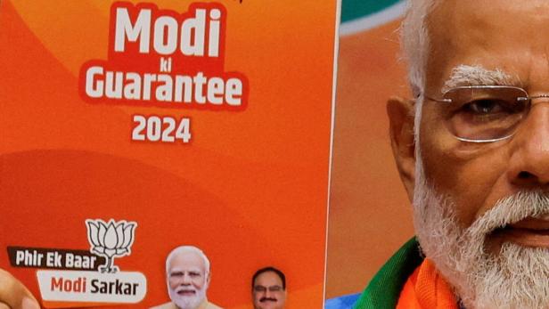 Modi mit einer Kopie des BJP-Wahlprogramms 