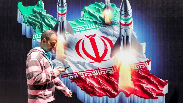 Ein Plakat im Iran auf dem Raketen zu sehen sind, die von dem Land abgefeuert werden