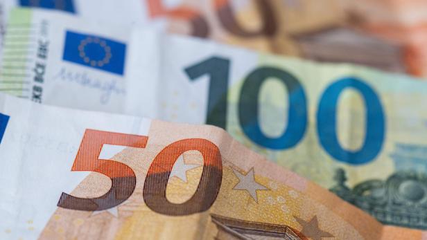 Nahaufnahme von zwei 50-Euro- und einem 100-Euro-Schein.