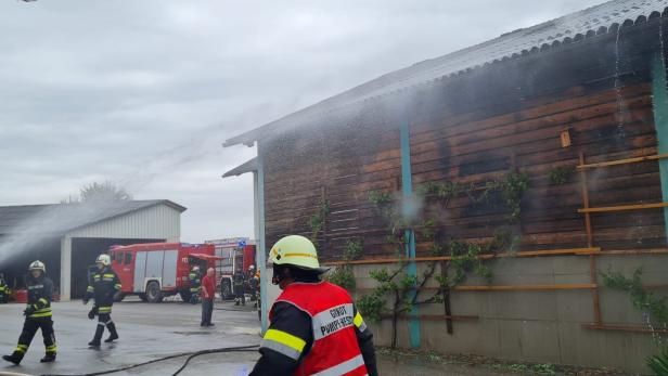 NÖ: Großeinsatz der Feuerwehren bei Brand in Strohlagerhalle