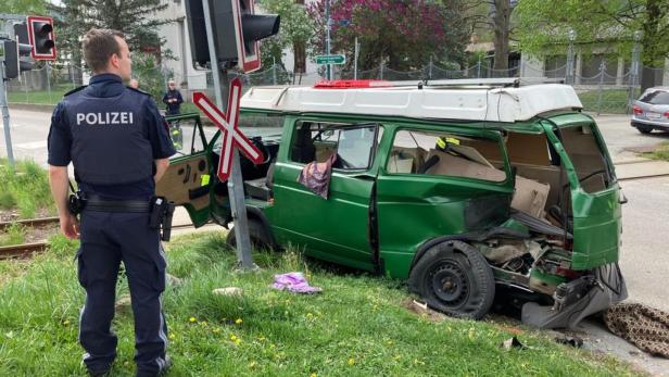 Kleinbus von Zug gerammt: Lenker stieg unverletzt aus dem Wrack