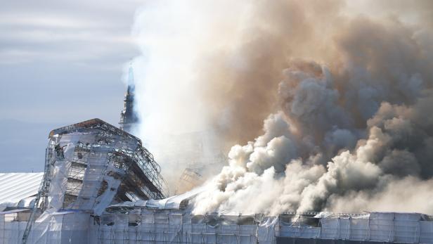 Feuer in historischer Börse in Kopenhagen: Tragende Struktur zerstört