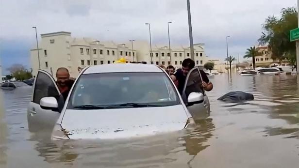 So viel Regen wie sonst in einem Jahr: Dubai unter Wasser