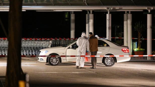 In diesem weißen Mercedes wurde die Taxlerin am 20. April um 22.15 Uhr am Parkplatz eines Gartencenters in Gunskirchen (OÖ) getötet