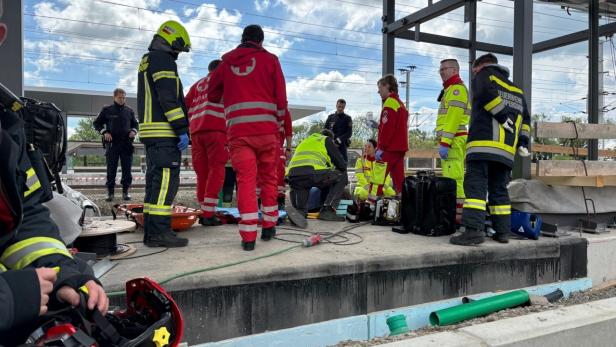 Arbeiter stürzte im Bezirk Baden aus drei Metern in die Tiefe