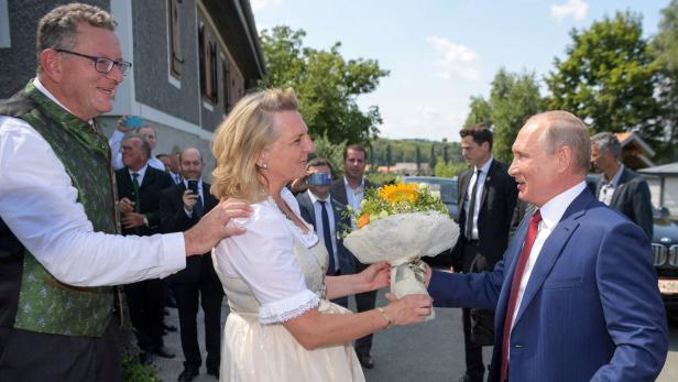 Nicht nur bei der Hochzeit der unfreiwillig-legendären Karin Kneissl in Österreich willkommen: Wladimir Putin