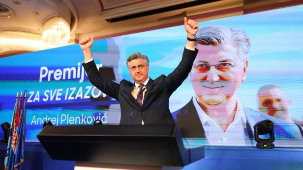 Premier Andrej Plenković lässt sich auf einer Bühne feiern