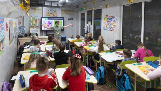Wie Kinder unterrichtet werden, während russische Bomben fallen