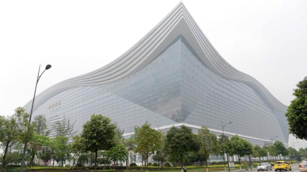1,76 Mio. m2: Innerhalb von nur drei Jahren wurde das &quot;New Century Global Center&quot; aus dem Boden gestampft. Der Einkaufstempel in Chengdu, der Provinzhauptstadt von Sichuan im Südwesten Chinas, hat eine Grundfläche von 200.000 m2 und eine Nutzfläche von 1,76 Mio. m2. Damit ist es das größte, frei stehende Gebäude der Welt sein. (18.07.2013)