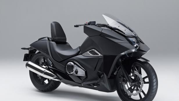 Ein schwarzes Honda NM4 Vultus Motorrad vor einem grauen Hintergrund.