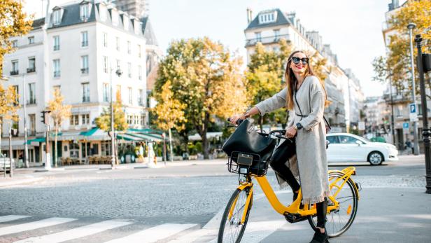 Mit dem Fahrrad durch Paris: Ist der neue Urlaubs-Trend verrückt oder fantastisch?