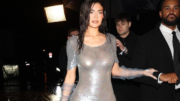 Kylie Jenner in einem silbernen Paillettenkleid bei einer abendlichen Veranstaltung.
