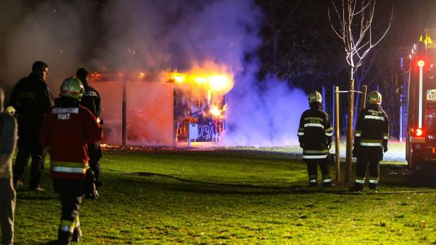 Maskierte Täter steckten den Unterstand in Wels in Brand.