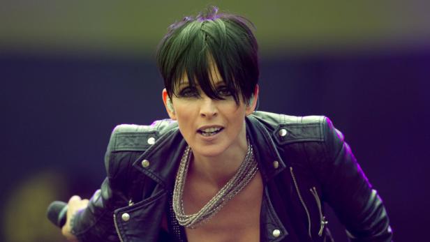 Die Sängerin Skin von Skunk Anansie tritt in einer schwarzen Lederjacke auf.