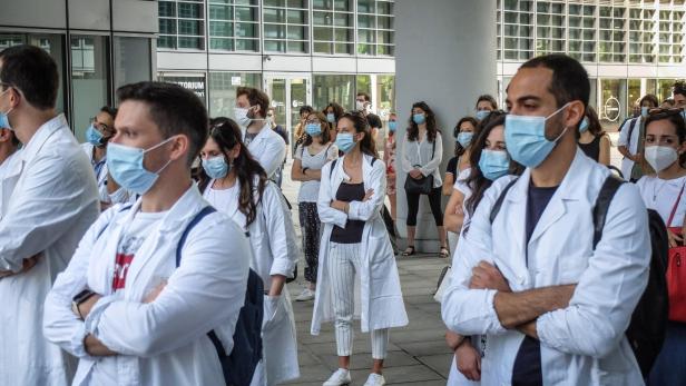 Medicine post-grads in Milan protest to demand recognition of their work during coronavirus pandemic