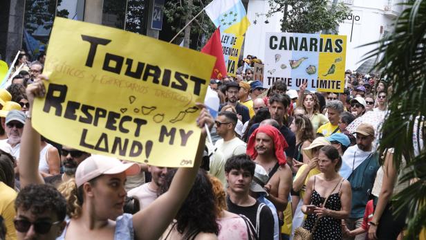 Tausende auf den Kanaren demonstrieren gegen Massentourismus