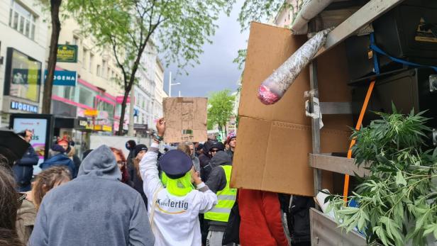 Hanf-Demo in Wien: Wetterbedingt nur ein Lüfterl