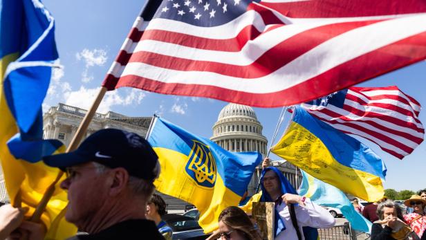 Ukraine-Unterstützer schwenkten am Wochenende Flaggen vor dem US-Kapitol.