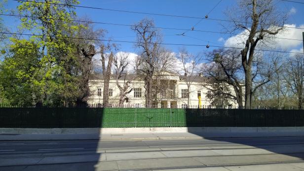 Das Palais Clam-Gallas wird umfassend saniert, der Sichtschutz am Zaun musste aber versetzt werden.
