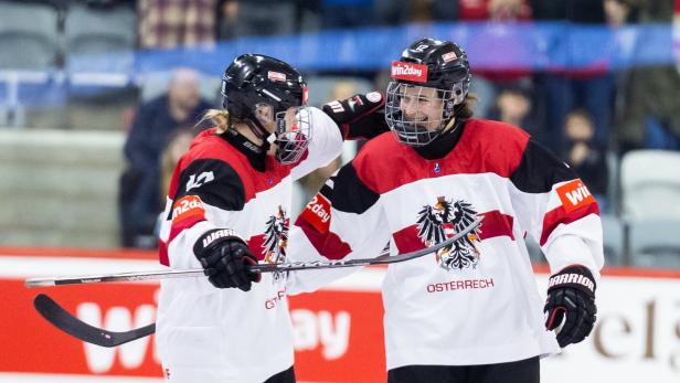 Zwei österreichische Eishockeyspielerinnen feiern gemeinsam auf dem Eis.