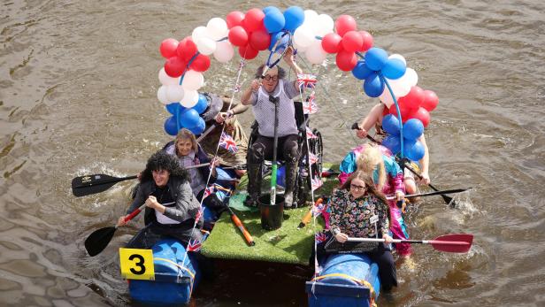 Teilnehmer am Chester Raft Race, verkleidet als Figuren der TV-Serie „Little Britain“