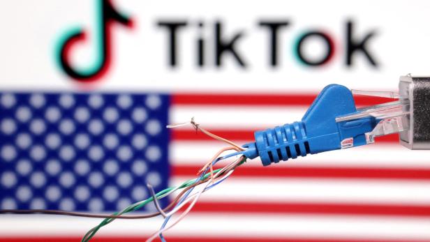 Symbolbild für Tiktok-Verbot in den USA: Ein kaputter Ethernet-Anschluss vor der US-Flagge und dem Tiktok-Logo