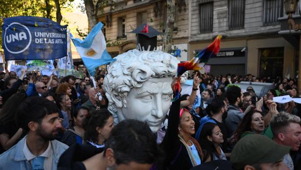 Zehntausende argentinische Studierende gingen am Dienstag auf die Straße, um gegen Milei zu protestieren.