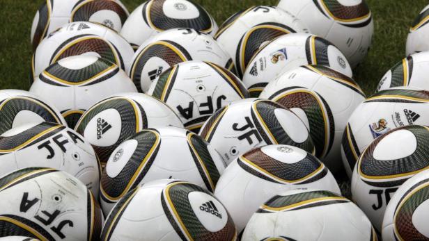 Footballs are pictured during a training session of the Japan&#039;s national soccer team in Saas-Fee May 26, 2010. Japan will train in the Swiss Alps resort until June 5, 2010 and will play in Group E at the upcoming soccer World Cup in South Africa. REUTERS/Denis Balibouse (SWITZERLAND - Tags: SPORT SOCCER WORLD CUP)