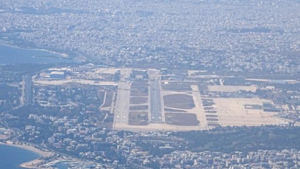 Der Flughafen Athen-Ellinikon war von 1938 bis 2001 der internationale Verkehrsflughafen der griechischen Hauptstadt Athen. 