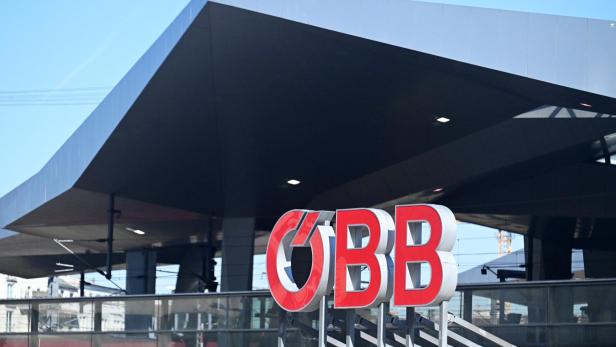 ÖBB-Logo am Hauptbahnhof ÖBB-Logo am Hauptbahnhof